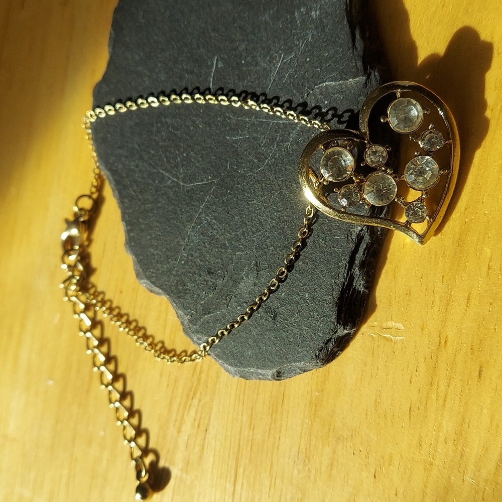 B941 Gold Heart Charm Pendant Crystal Embellished Bracelet - Picture 6 of 11